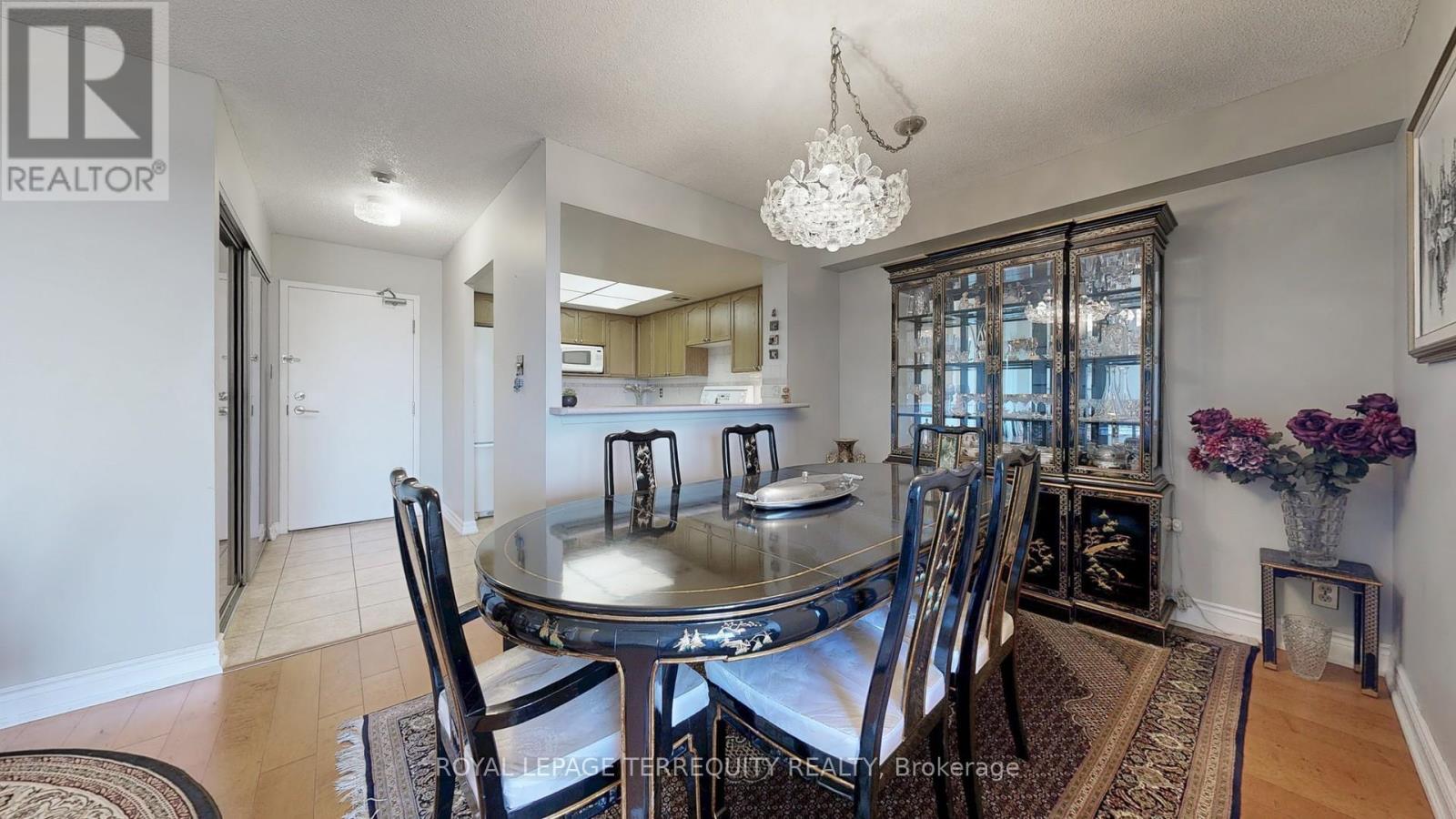 917 - 32 Clarissa Drive, Richmond Hill, Ontario  L4C 9R7 - Photo 6 - N12544596