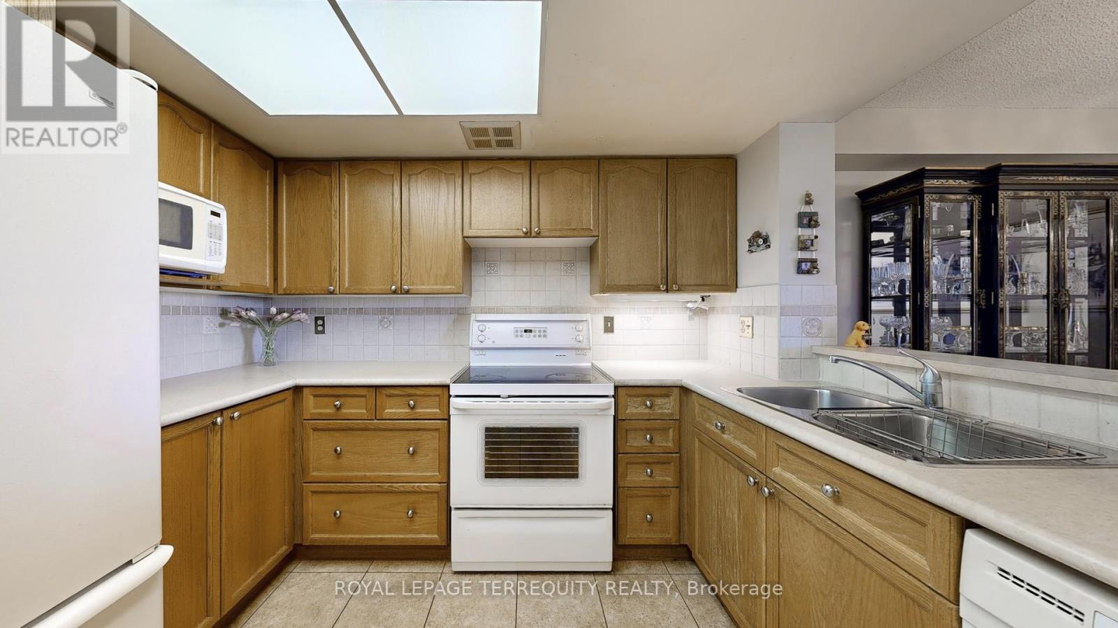 917 - 32 Clarissa Drive, Richmond Hill, Ontario  L4C 9R7 - Photo 9 - N12544596