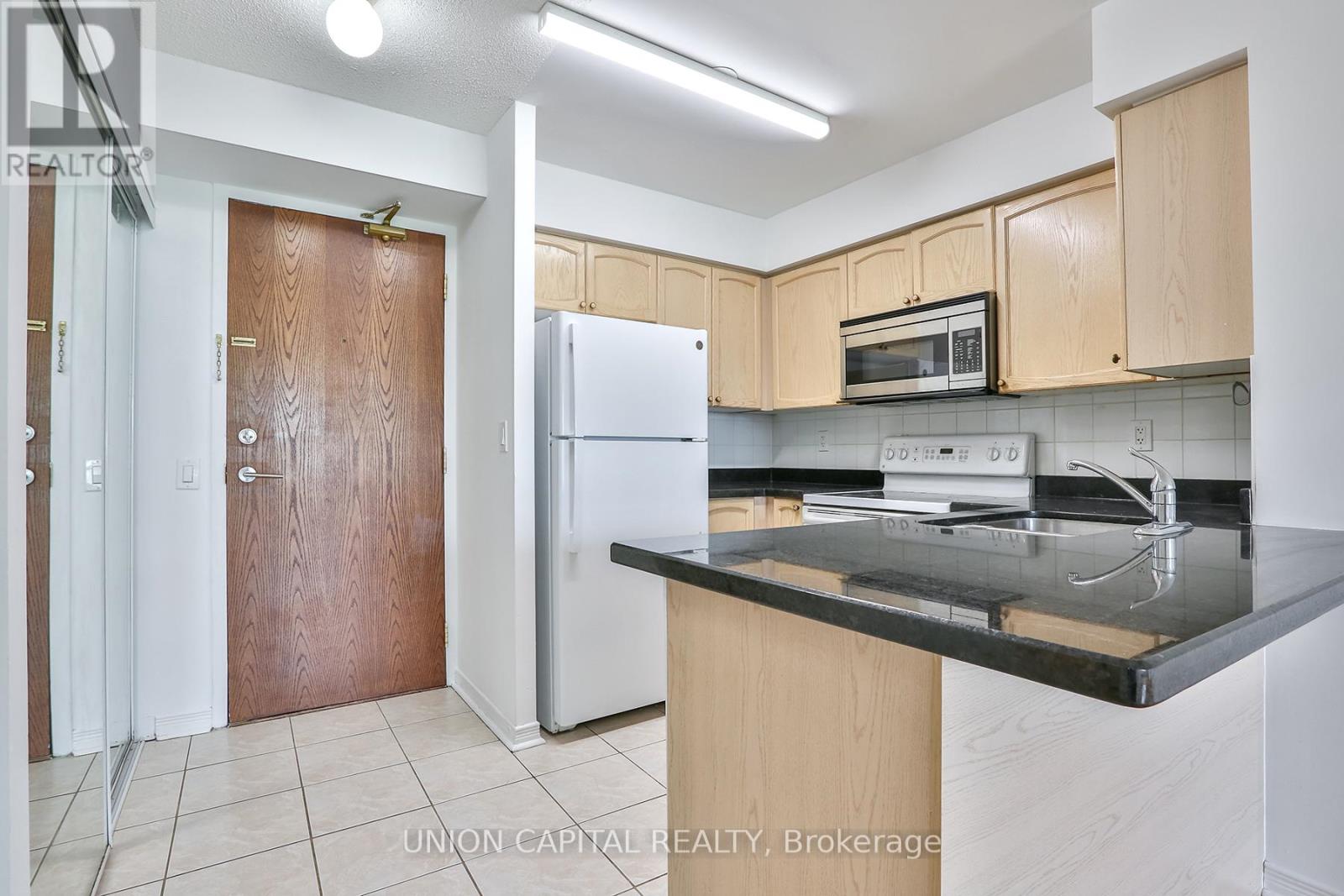 612 - 23 Oneida Crescent, Richmond Hill, Ontario  L4B 0A2 - Photo 2 - N12544666