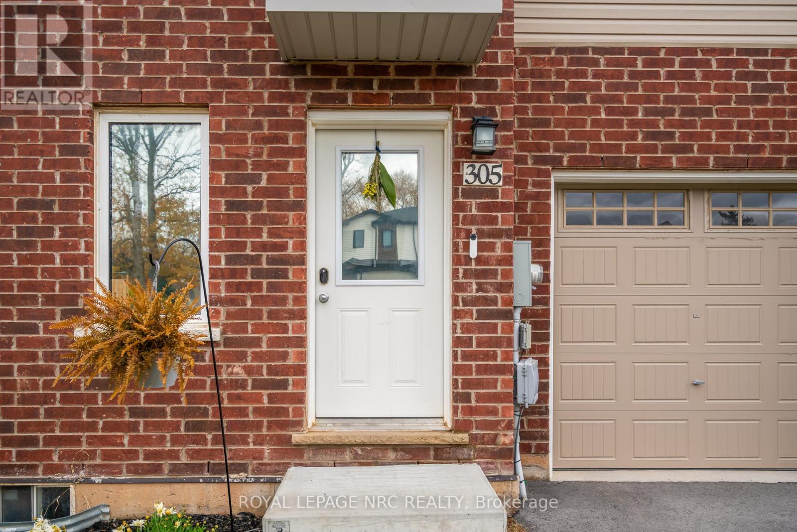 305 Chaffey Street, Welland, Ontario L3B 0K5 - Photo 2 - X12544810