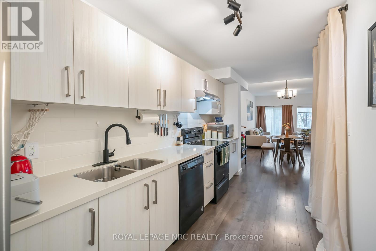 305 Chaffey Street, Welland, Ontario L3B 0K5 - Photo 4 - X12544810