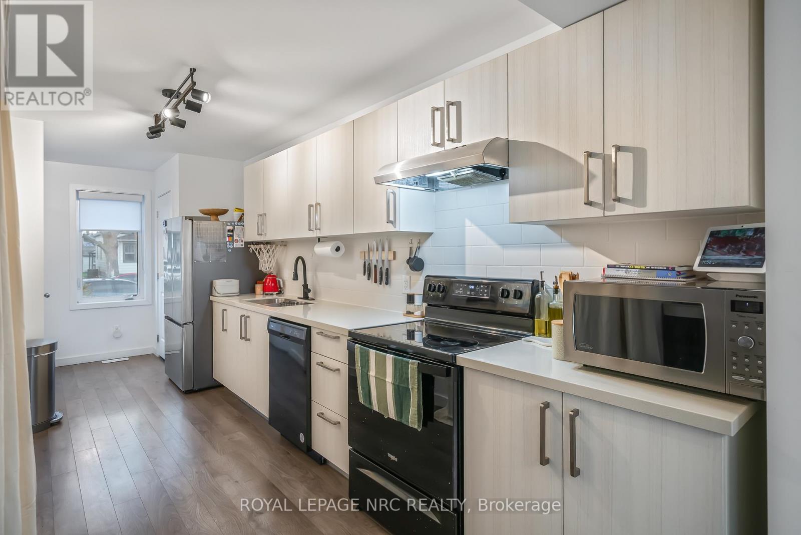 305 Chaffey Street, Welland, Ontario L3B 0K5 - Photo 5 - X12544810