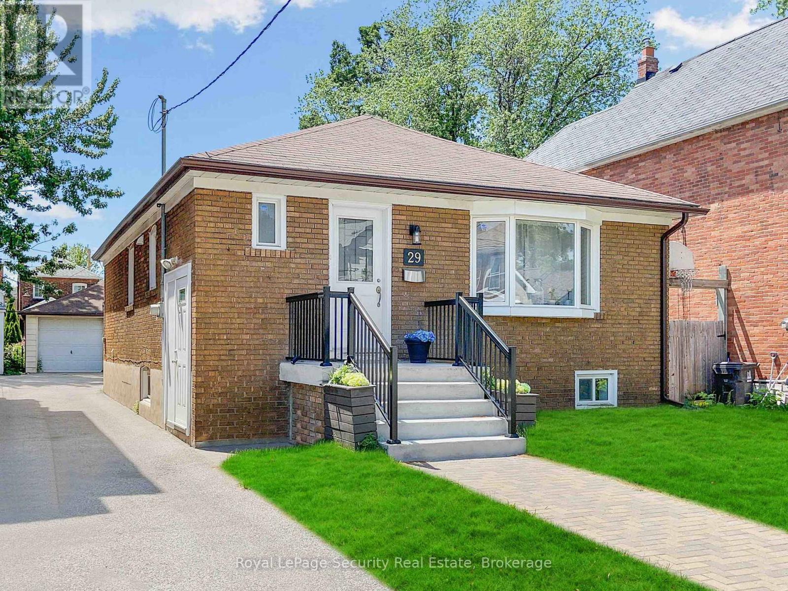 LOWER - 29 MORLAND ROAD, Toronto, Ontario