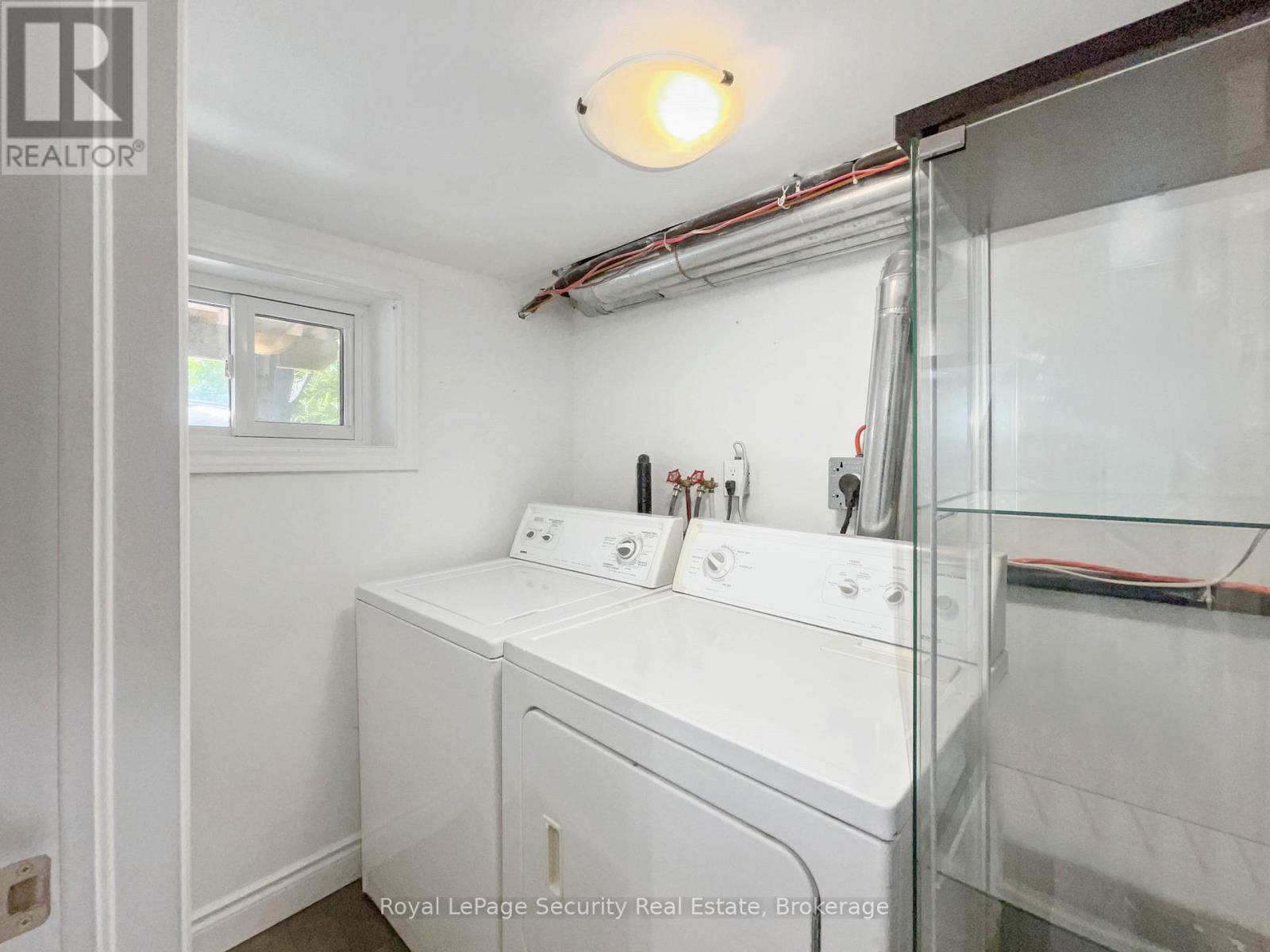 Lower - 29 Morland Road, Toronto, Ontario  M6S 2M7 - Photo 10 - W12544604