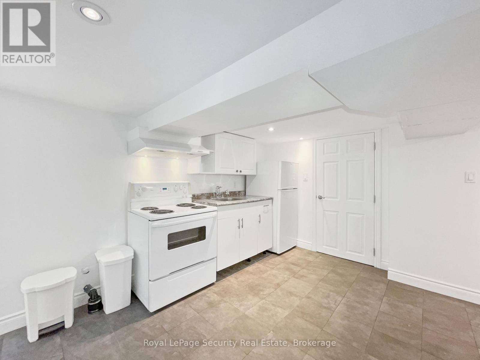 Lower - 29 Morland Road, Toronto, Ontario  M6S 2M7 - Photo 11 - W12544604