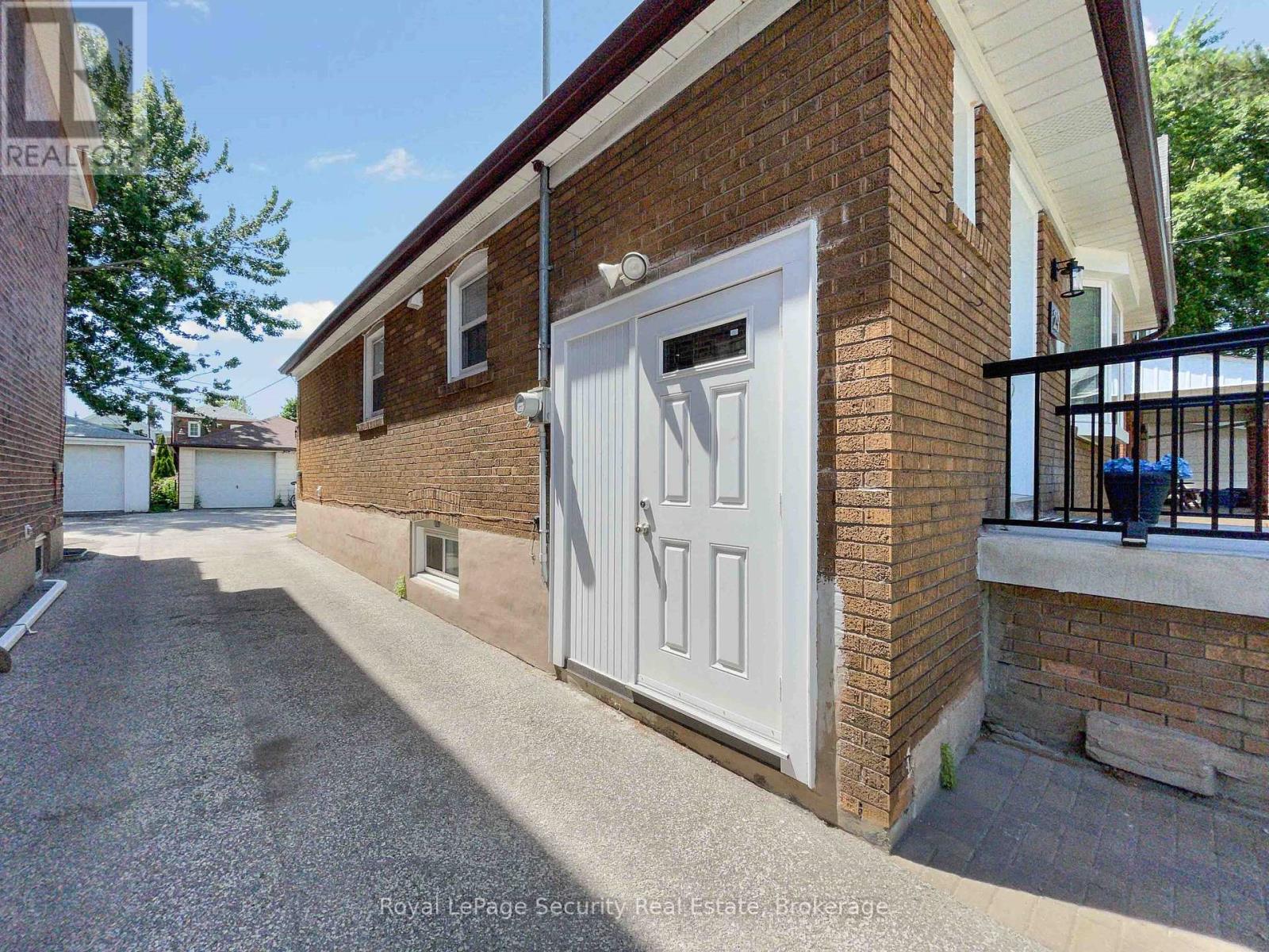 Lower - 29 Morland Road, Toronto, Ontario  M6S 2M7 - Photo 2 - W12544604