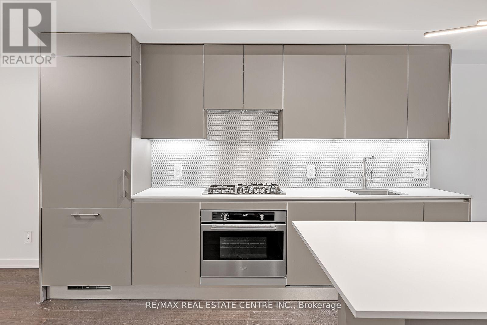 7 Watkinson Avenue, Toronto, Ontario  M6P 1Y2 - Photo 11 - W12544622