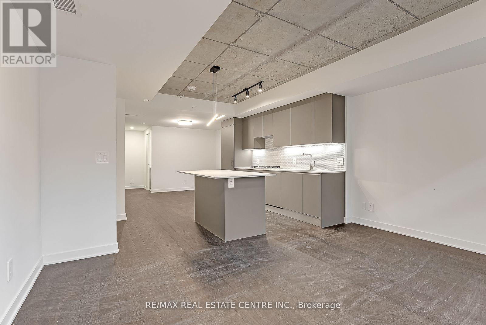 7 Watkinson Avenue, Toronto, Ontario  M6P 1Y2 - Photo 6 - W12544622