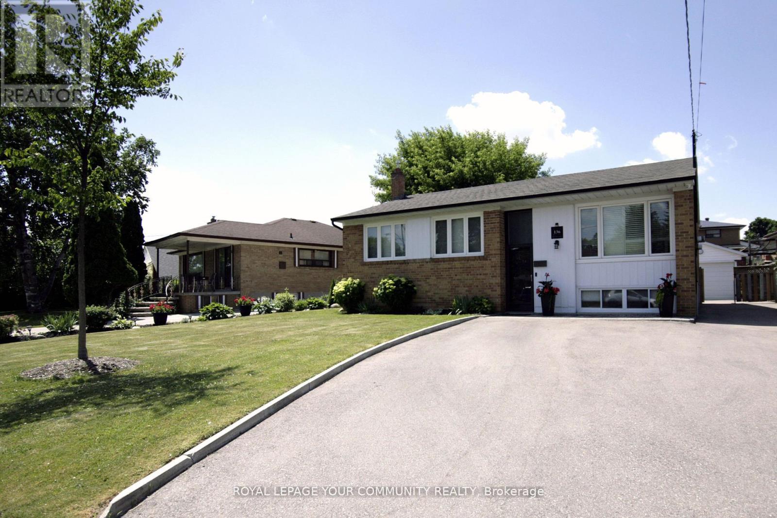 136 Strathburn Boulevard, Toronto, Ontario  M9M 2L1 - Photo 2 - W12544696