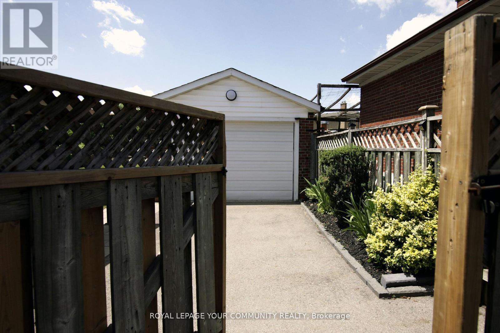 136 Strathburn Boulevard, Toronto, Ontario  M9M 2L1 - Photo 3 - W12544696