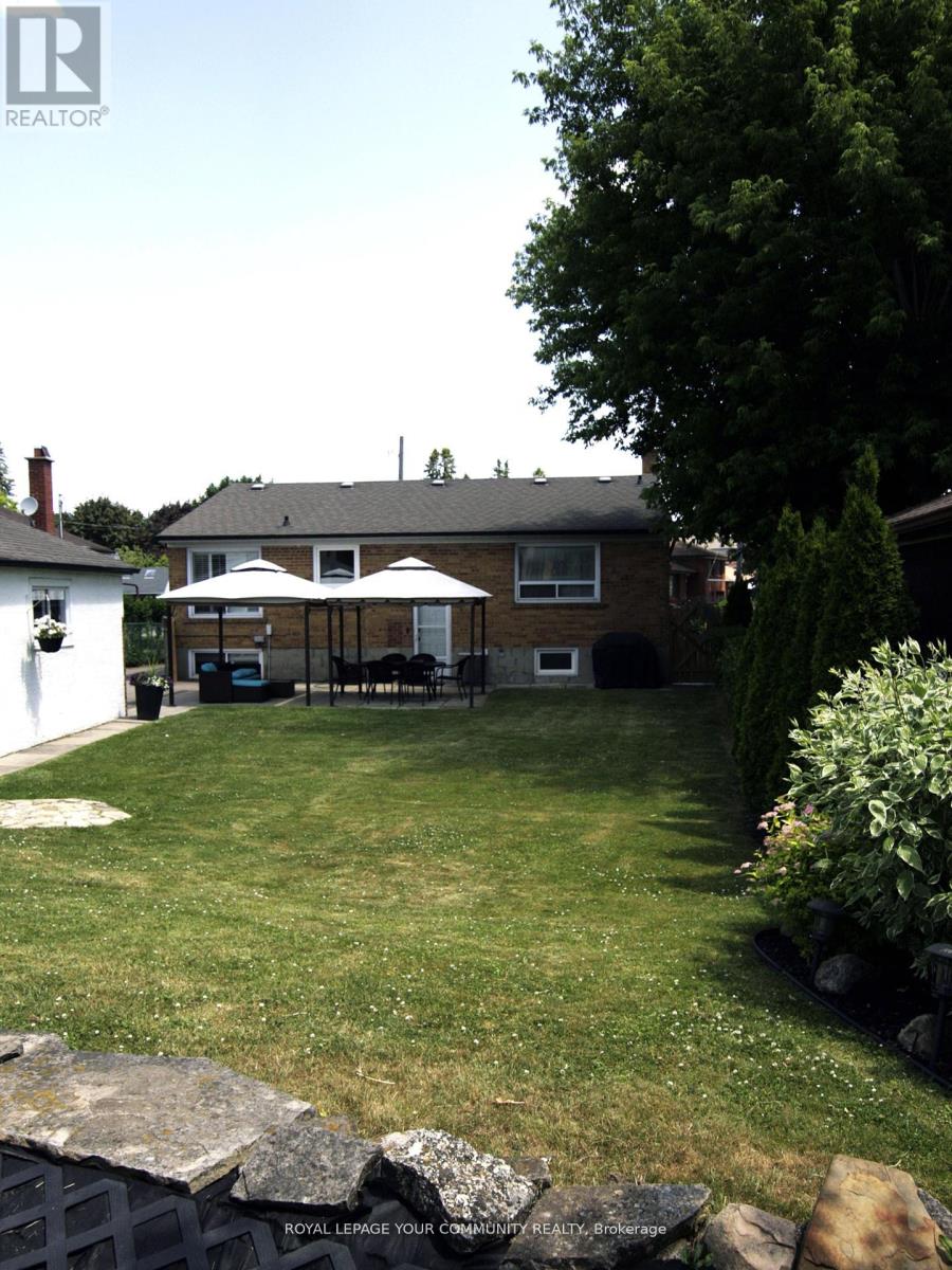 136 Strathburn Boulevard, Toronto, Ontario  M9M 2L1 - Photo 4 - W12544696