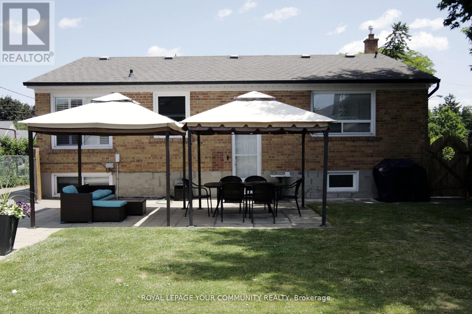 136 Strathburn Boulevard, Toronto, Ontario  M9M 2L1 - Photo 5 - W12544696