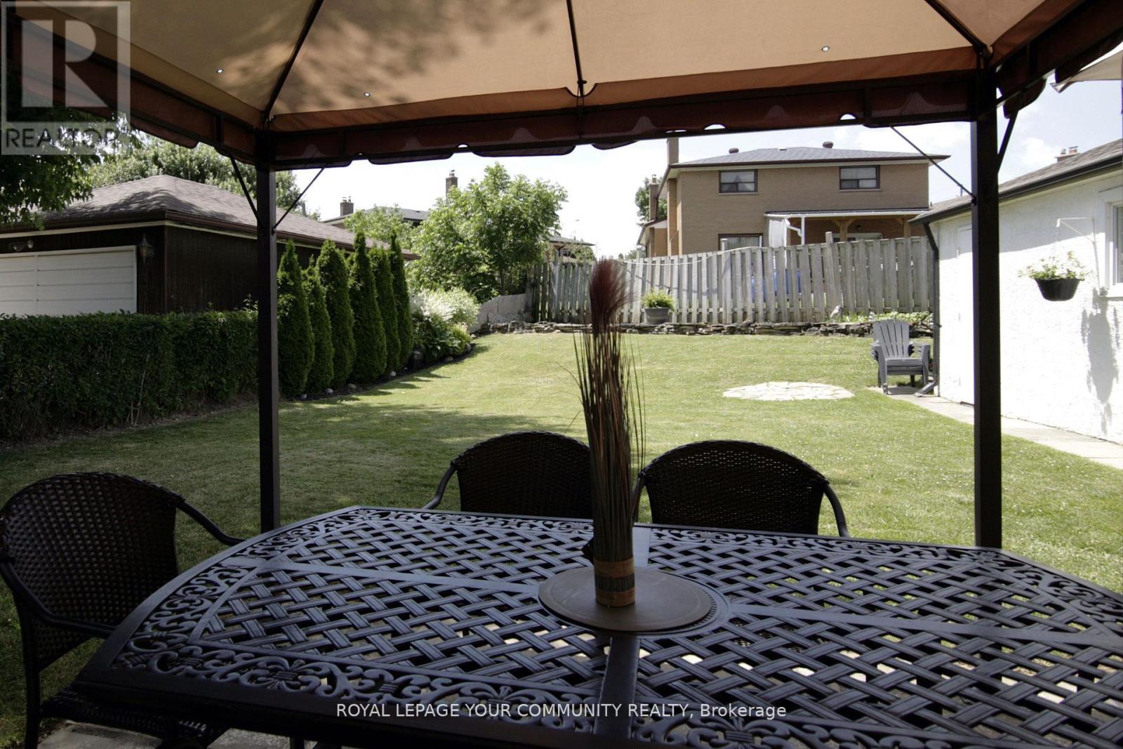 136 Strathburn Boulevard, Toronto, Ontario  M9M 2L1 - Photo 6 - W12544696