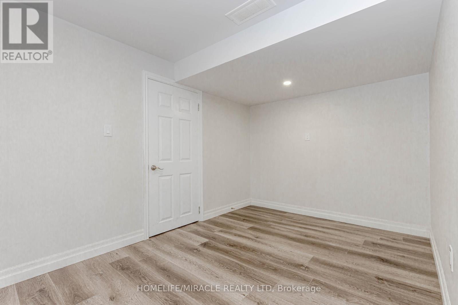 115 Monarch Woods Drive, Kitchener, Ontario  N2P 0K2 - Photo 38 - X12544612