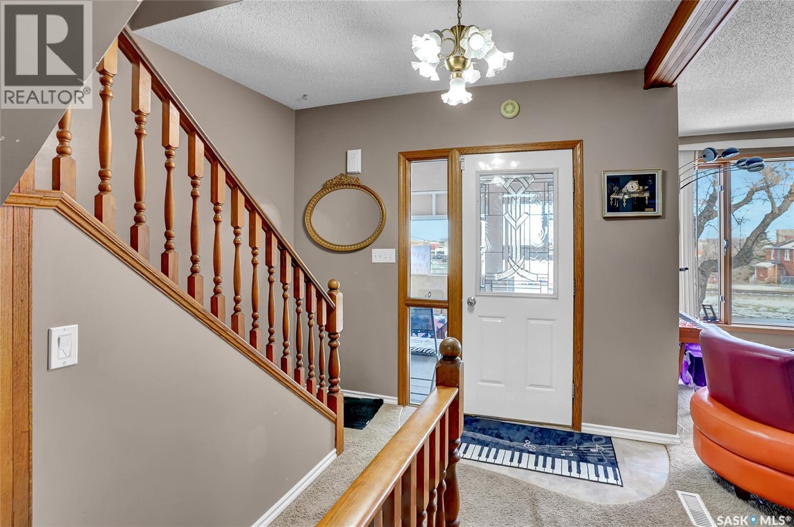 33 Home Street W, Moose Jaw, Saskatchewan  S6H 4X2 - Photo 7 - SK024018