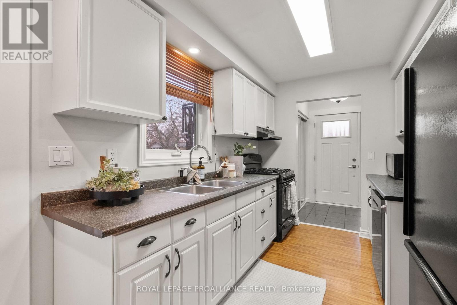 582 Carlisle Street, Cobourg, Ontario  K9A 1X6 - Photo 10 - X12545108