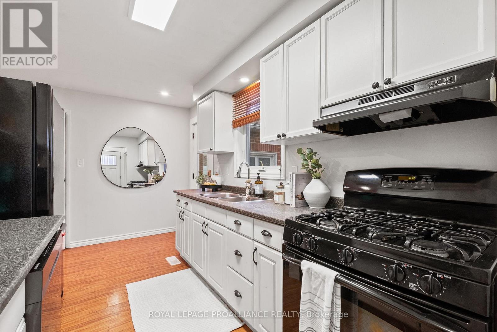 582 Carlisle Street, Cobourg, Ontario  K9A 1X6 - Photo 12 - X12545108