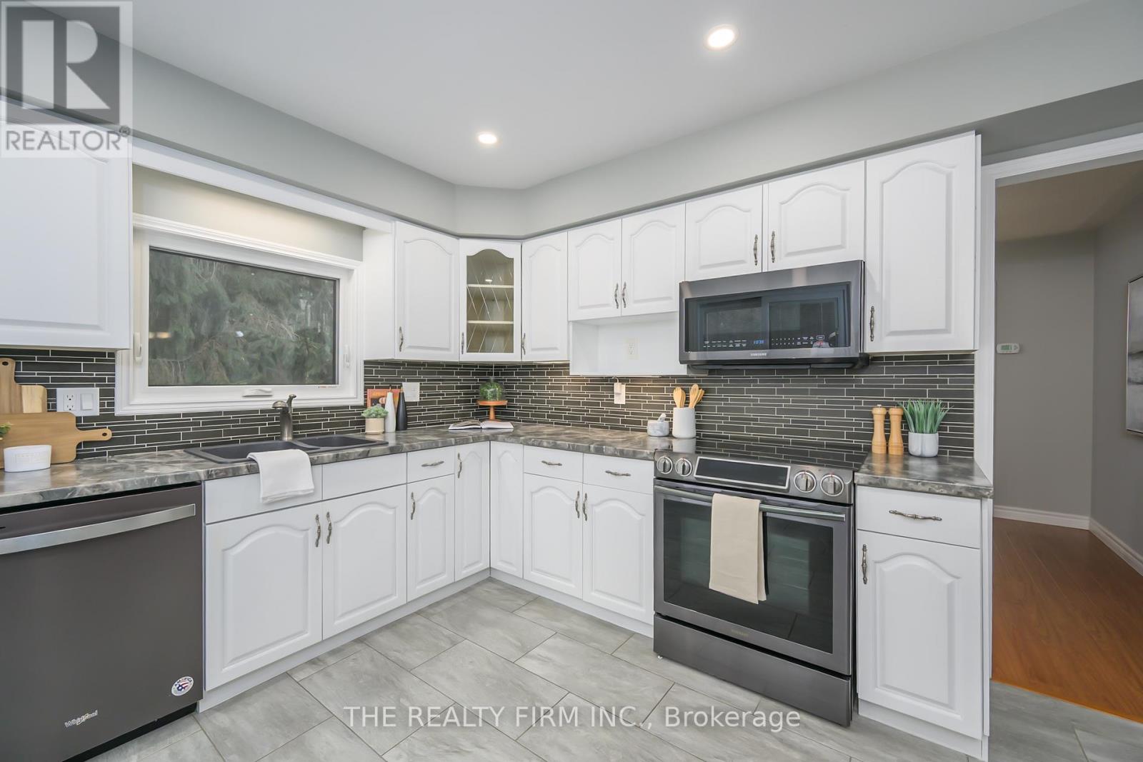 82 Glenview Crescent, London North, Ontario  N5X 2P9 - Photo 11 - X12545000