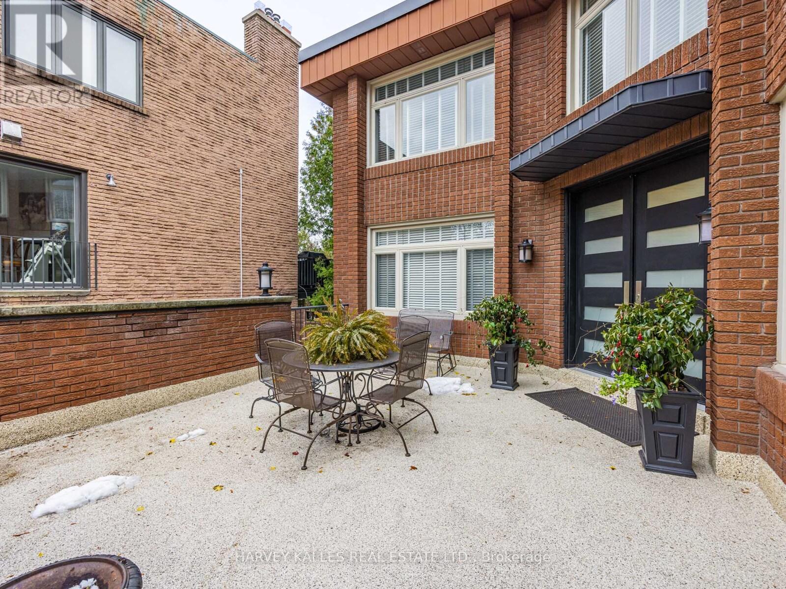 92 Prue Avenue, Toronto, Ontario  M6B 1R5 - Photo 4 - C12544516
