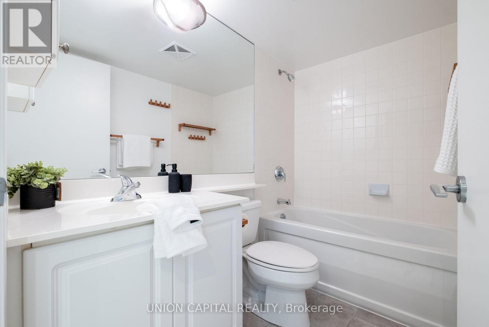 332 - 231 Fort York Boulevard, Toronto, Ontario  M5V 1B2 - Photo 17 - C12544854