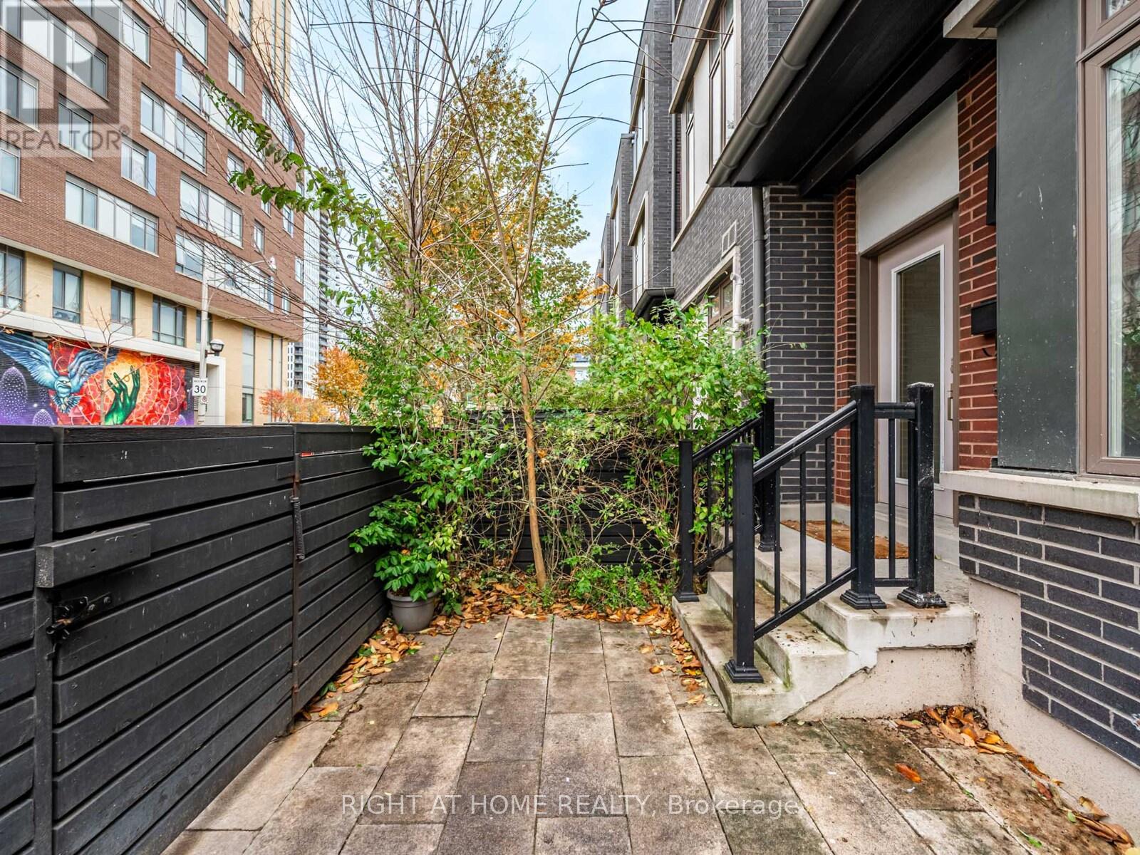 53 Sutton Avenue, Toronto, Ontario  M5A 0M3 - Photo 3 - C12544862
