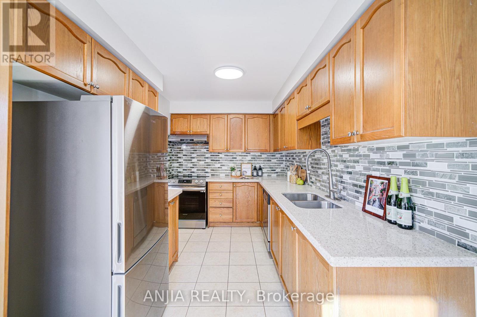 53 Devonwood Drive, Markham, Ontario  L6C 3E9 - Photo 11 - N12544872