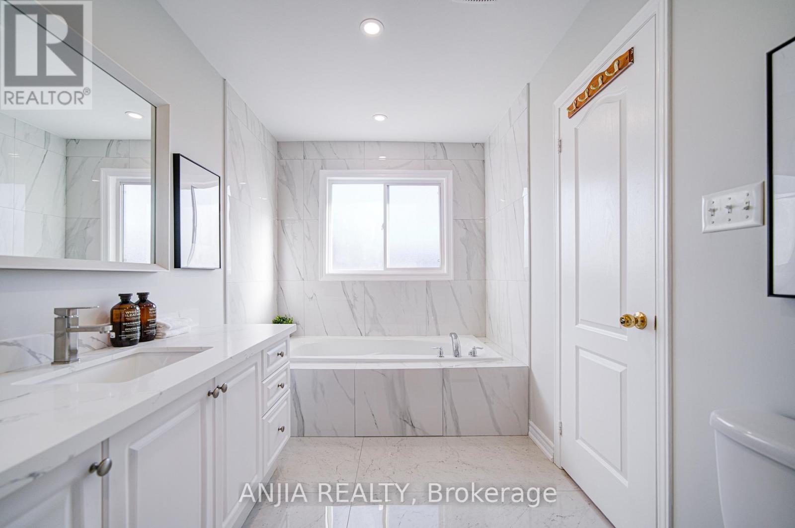 53 Devonwood Drive, Markham, Ontario  L6C 3E9 - Photo 17 - N12544872