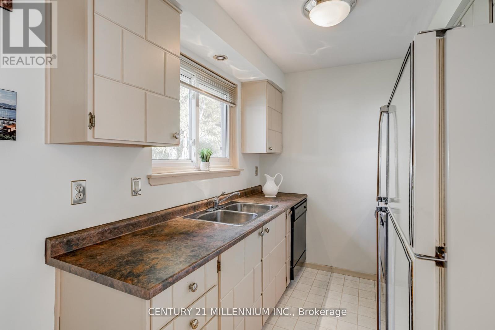 33 Trotters Lane, Brampton, Ontario  L6Y 1B5 - Photo 14 - W12544790