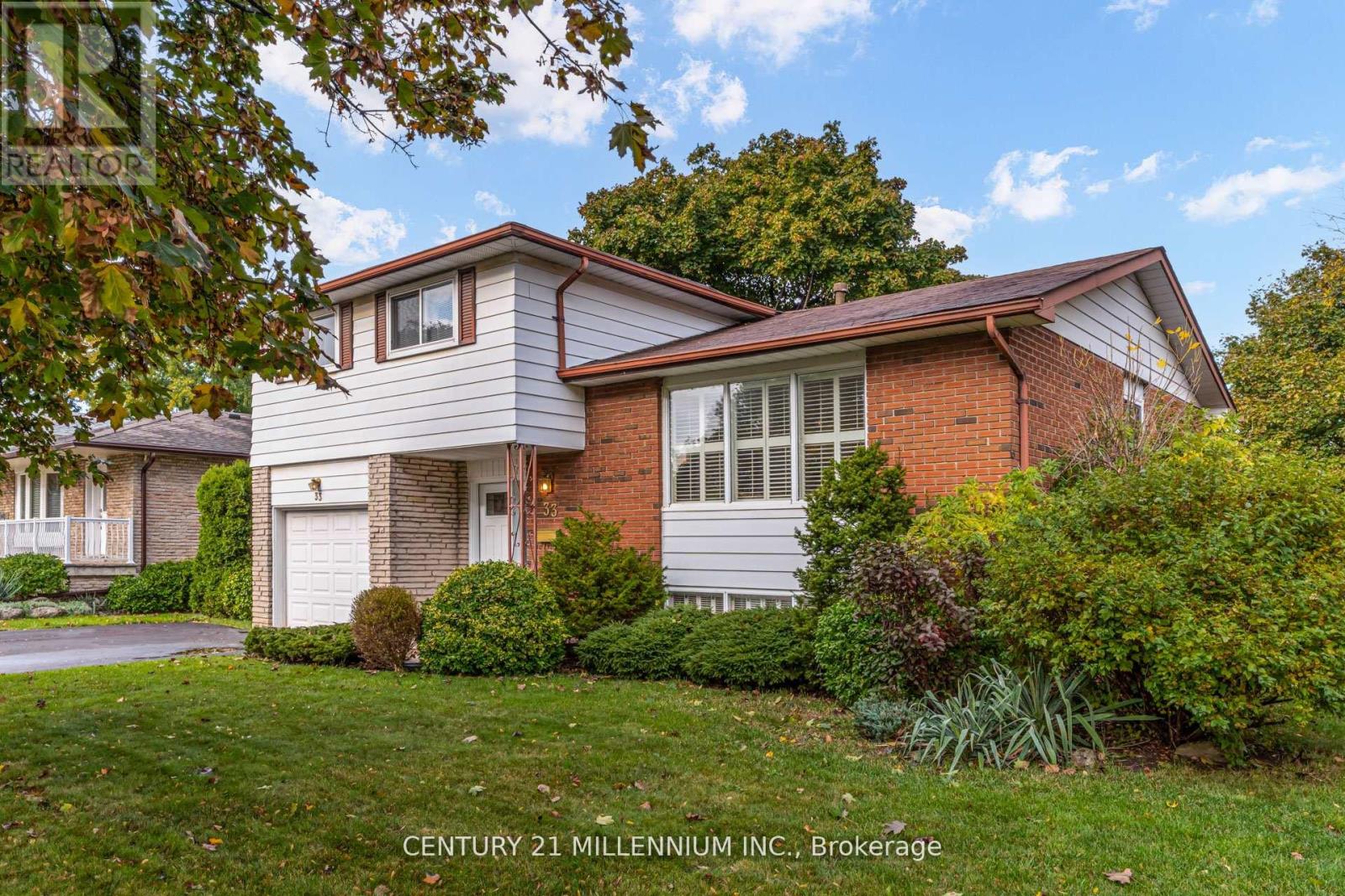 33 Trotters Lane, Brampton, Ontario  L6Y 1B5 - Photo 2 - W12544790