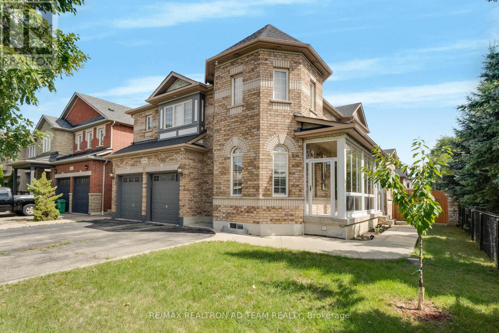 498 Tremblant Court, Mississauga, Ontario  L5W 1P4 - Photo 3 - W12544894