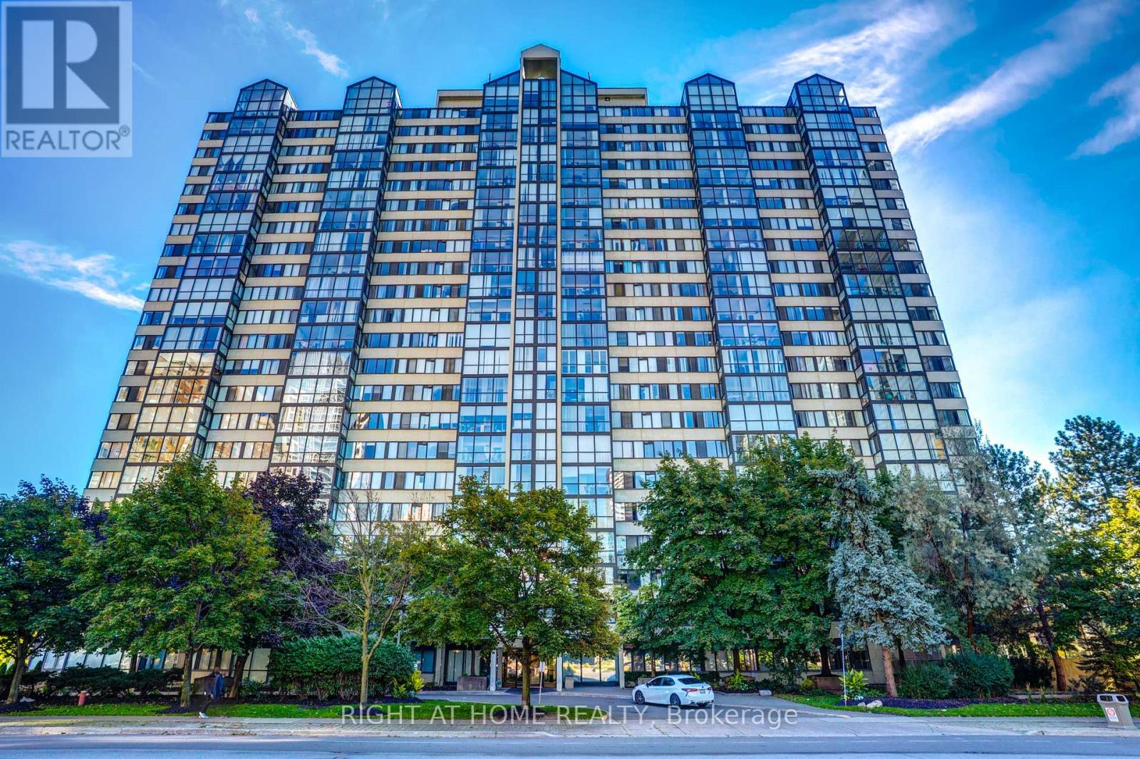 201 - 350 WEBB DRIVE, Mississauga, Ontario