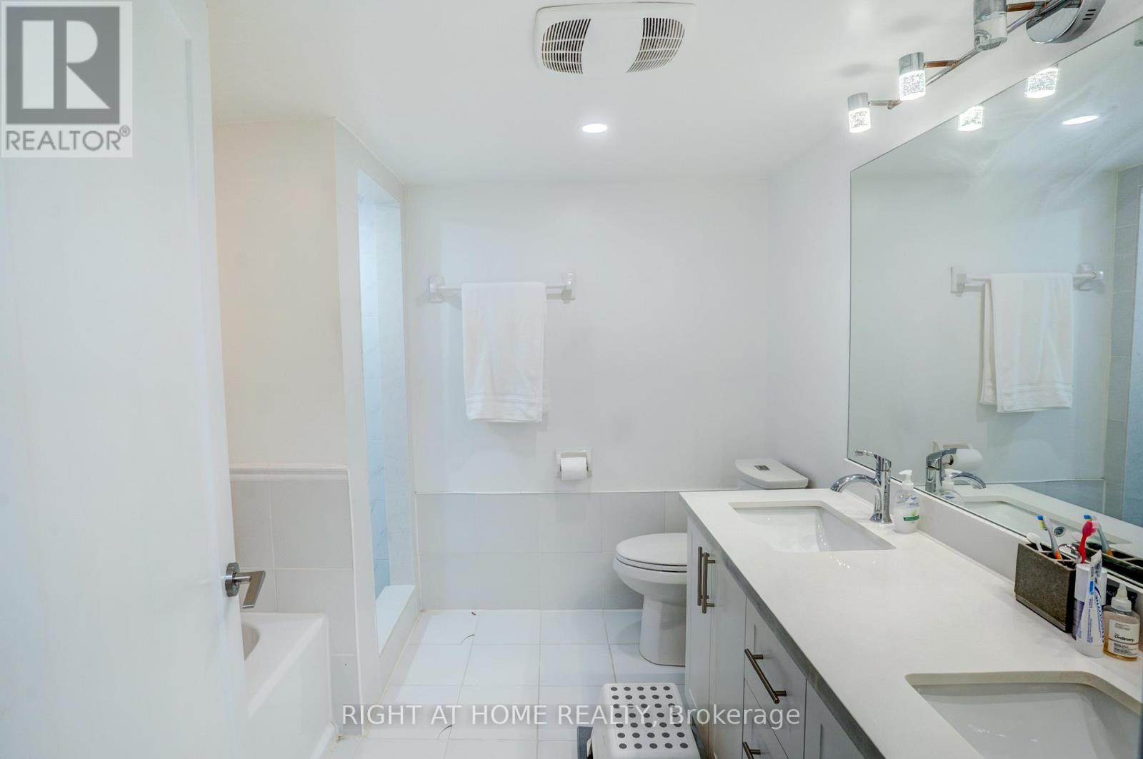 201 - 350 Webb Drive, Mississauga, Ontario  L5B 3W4 - Photo 10 - W12544896