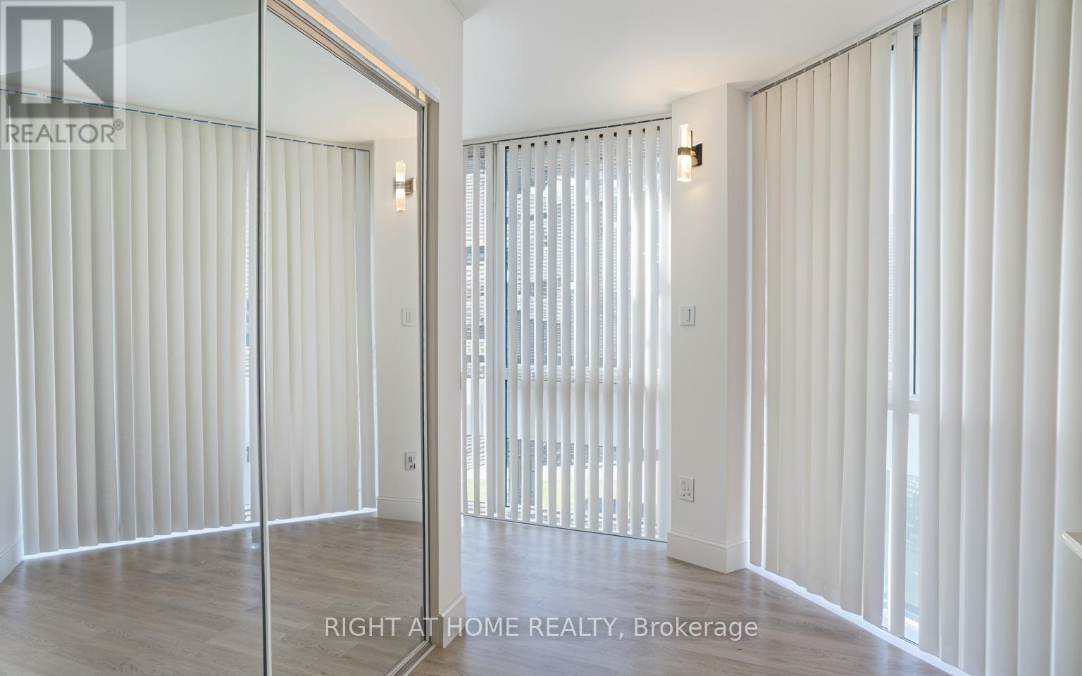 201 - 350 Webb Drive, Mississauga, Ontario  L5B 3W4 - Photo 12 - W12544896