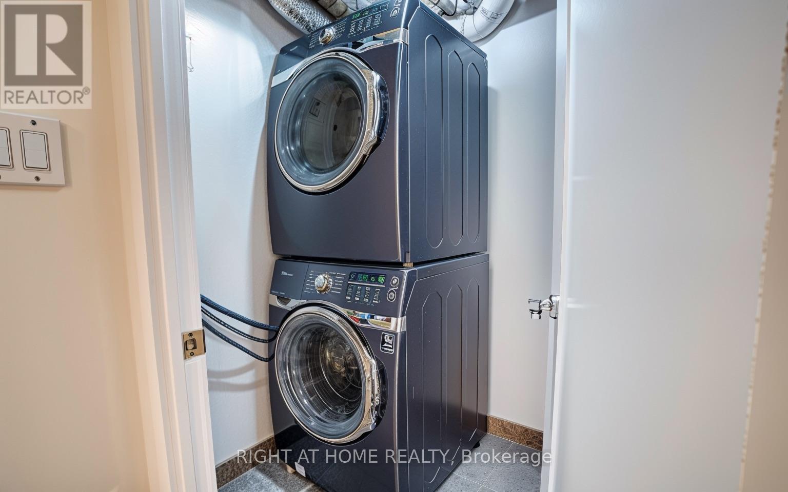 201 - 350 Webb Drive, Mississauga, Ontario  L5B 3W4 - Photo 14 - W12544896