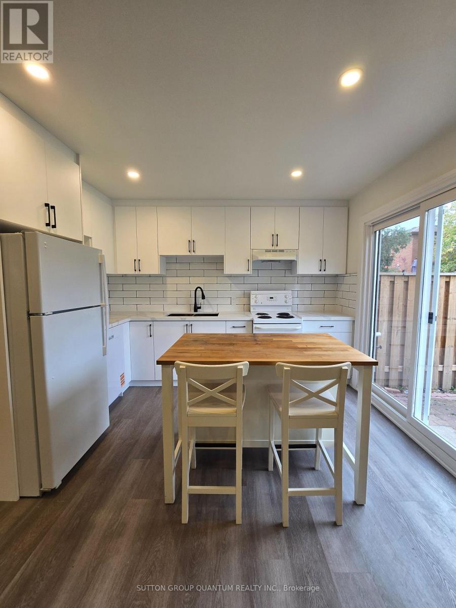 2602 Chisholm Court, Mississauga, Ontario  L5C 3H9 - Photo 1 - W12544976