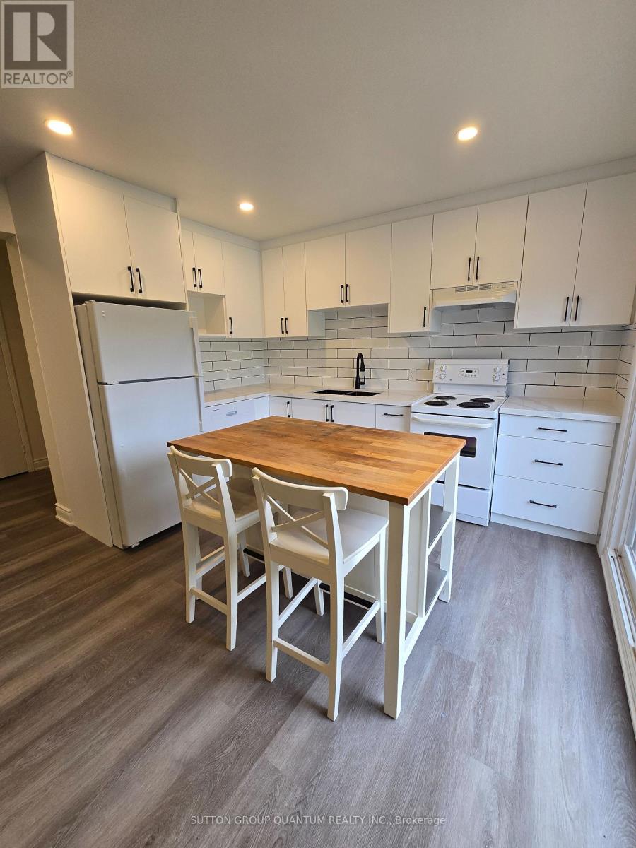 2602 Chisholm Court, Mississauga, Ontario  L5C 3H9 - Photo 2 - W12544976