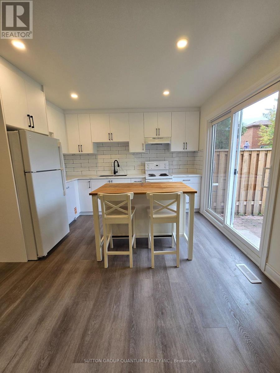 2602 Chisholm Court, Mississauga, Ontario  L5C 3H9 - Photo 4 - W12544976