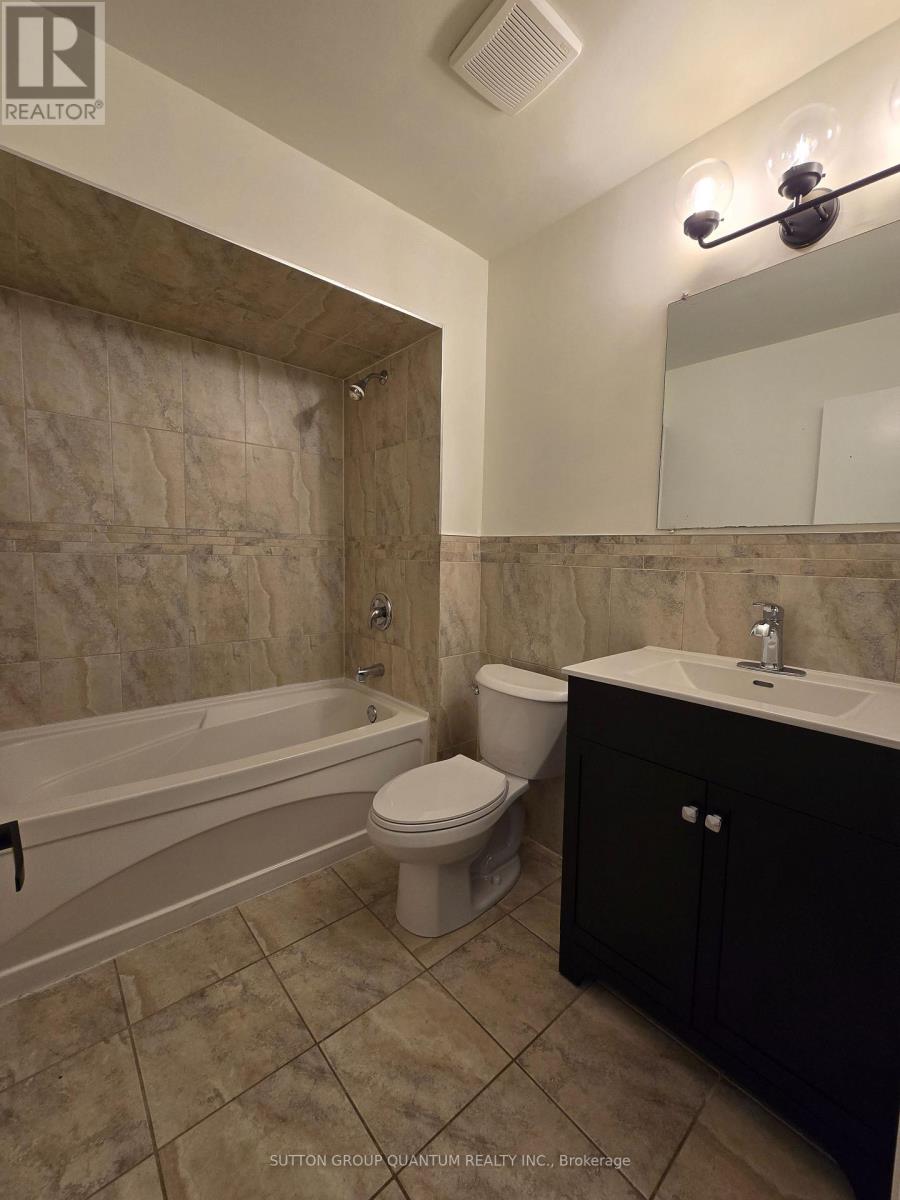 2602 Chisholm Court, Mississauga, Ontario  L5C 3H9 - Photo 7 - W12544976