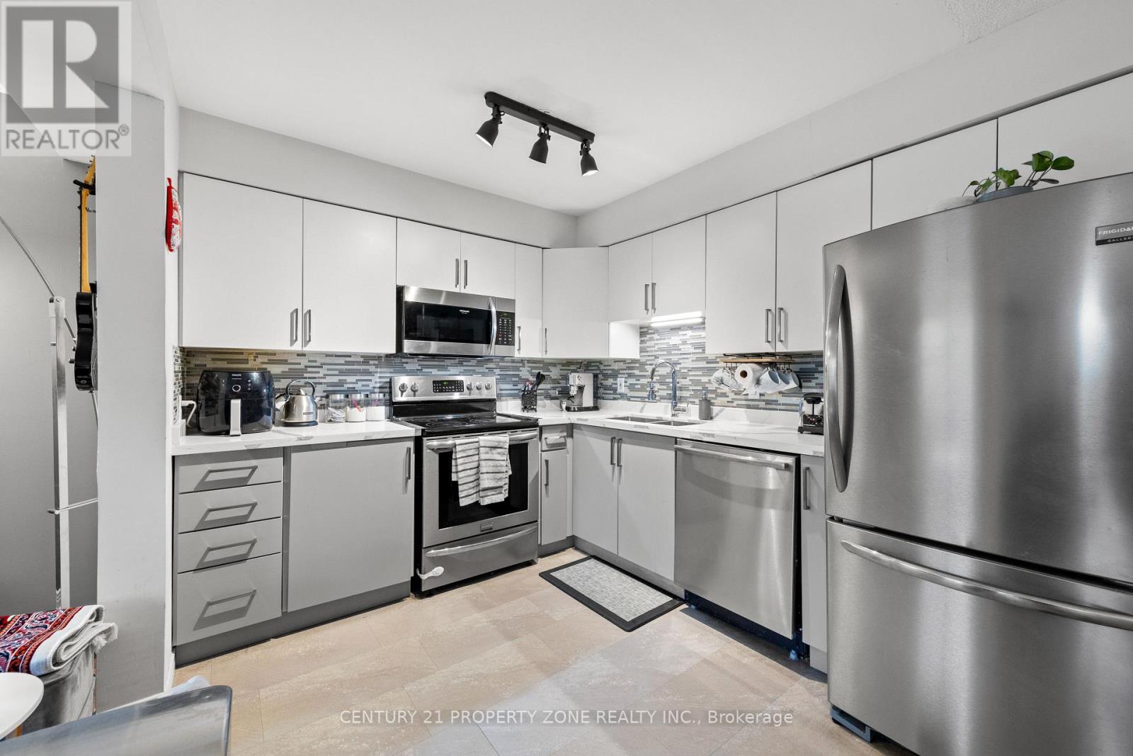 2 - 280 Limeridge Road E, Hamilton, Ontario  L9A 2S7 - Photo 7 - X12536848