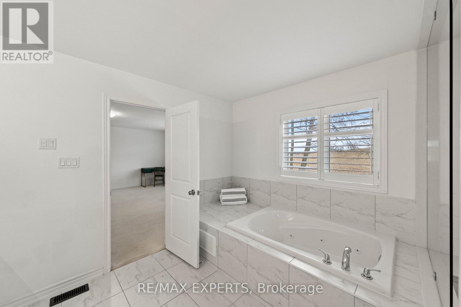 48 Manor Glen Crescent, East Gwillimbury, Ontario  L0G 1M0 - Photo 36 - N12545102