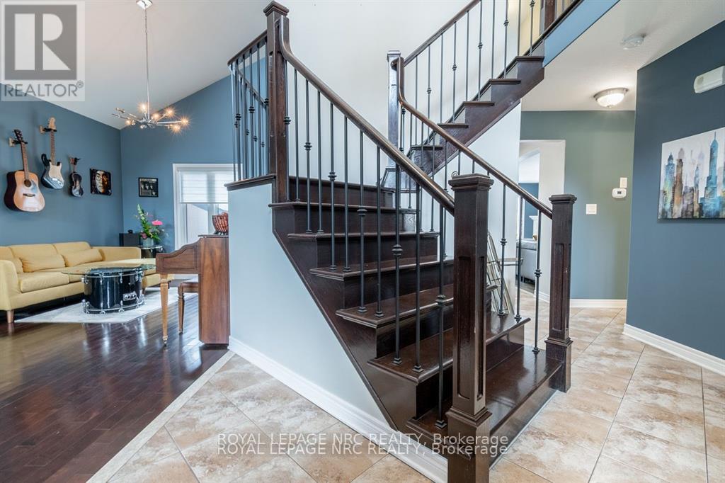 8665 Westport Drive, Niagara Falls, Ontario  L2H 0A3 - Photo 6 - X12487337