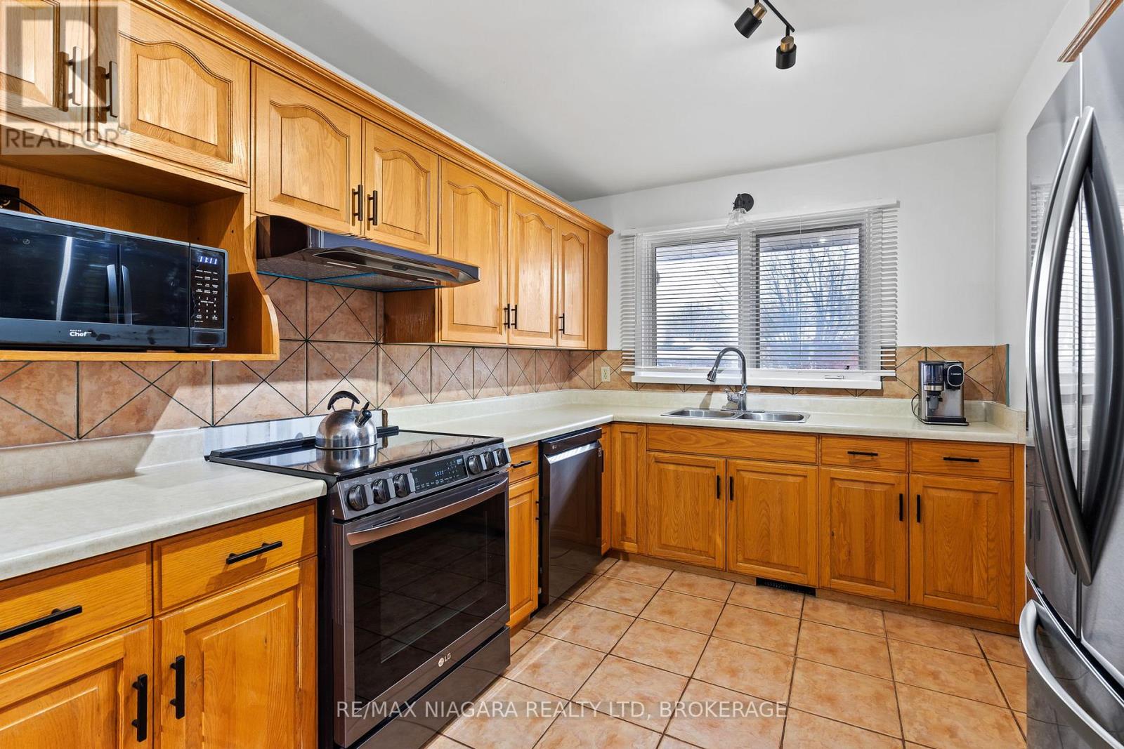 24 Forster Avenue, Thorold, Ontario L2V 4J5 - Photo 12 - X12544304