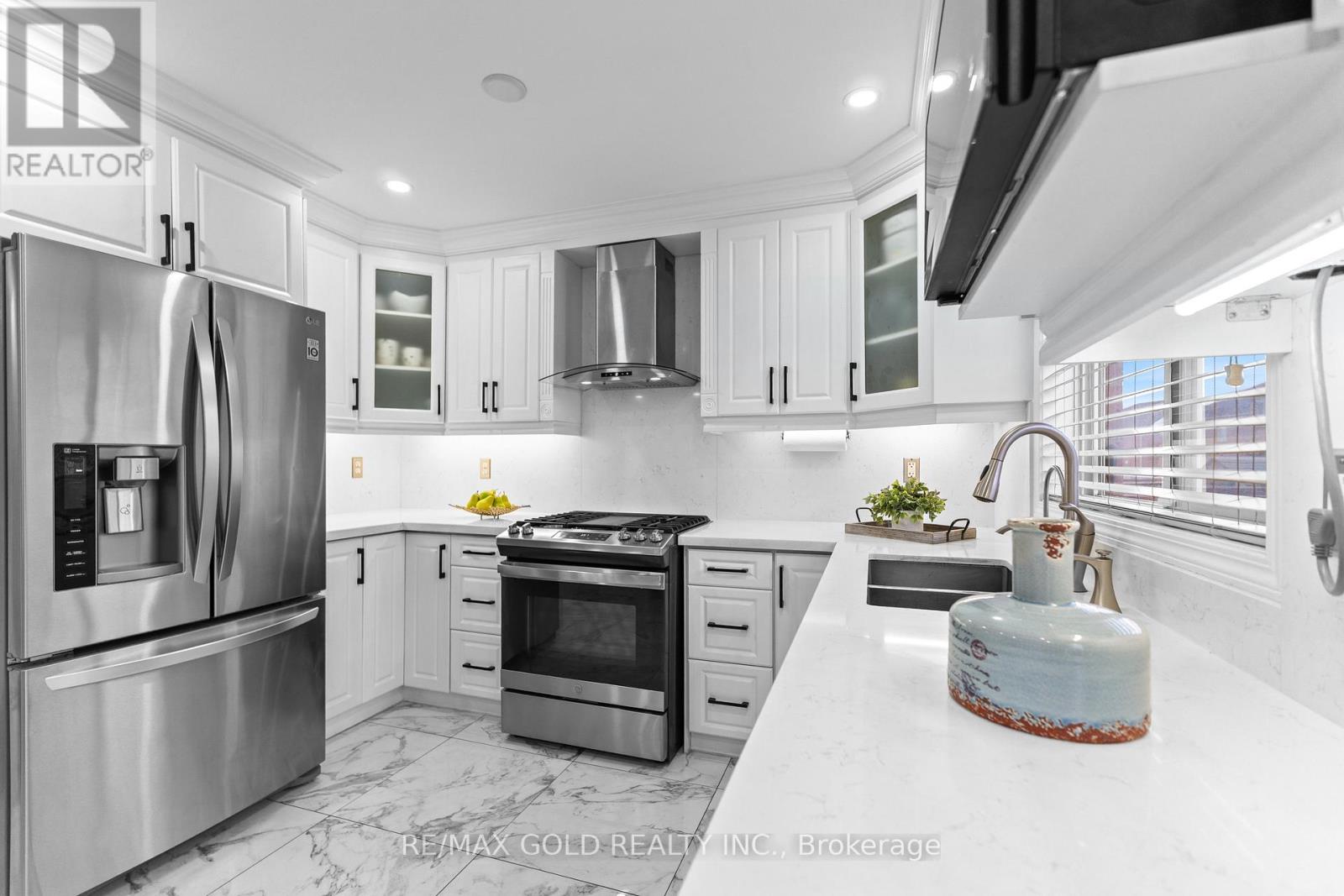 29 Zimmer Street, Brampton, Ontario L6S 6L9 - Photo 10 - W12540424