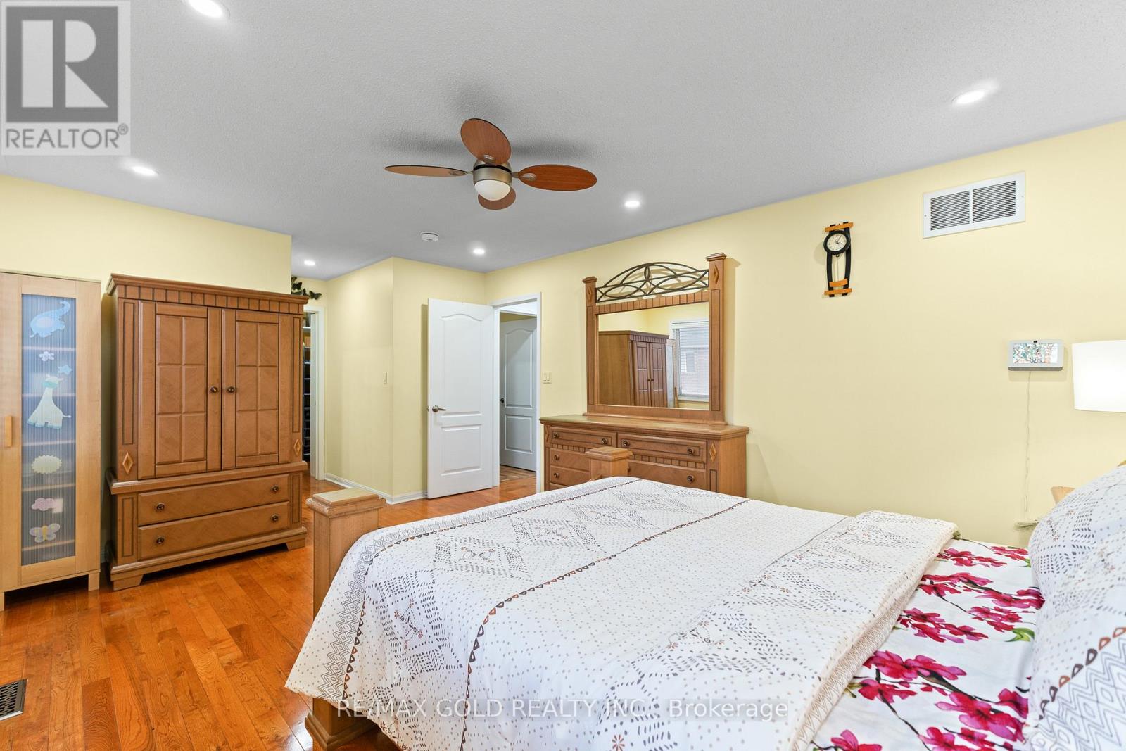 29 Zimmer Street, Brampton, Ontario L6S 6L9 - Photo 24 - W12540424