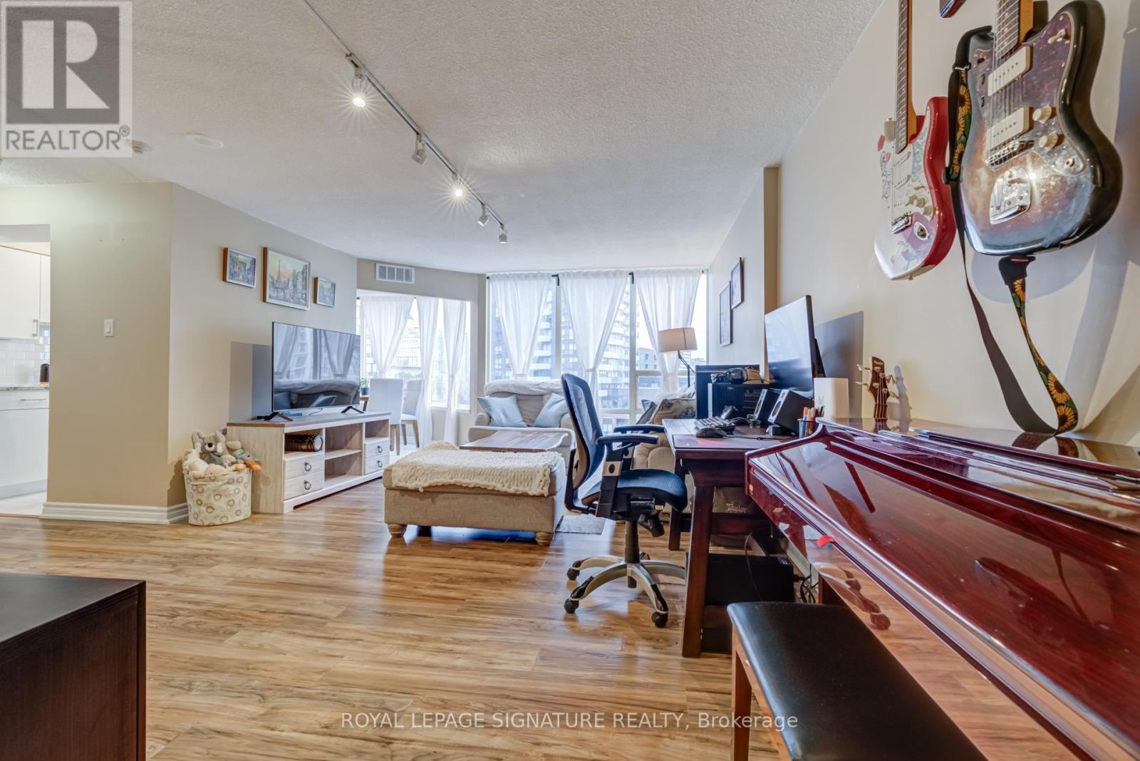 1001 - 350 Rathburn Road W, Mississauga, Ontario  L5B 3Y2 - Photo 2 - W12545008