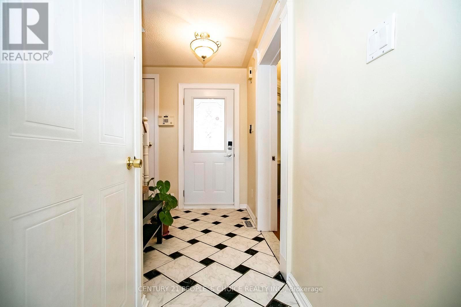 43 Letty Avenue, Brampton, Ontario  L6Y 4T3 - Photo 5 - W12545078