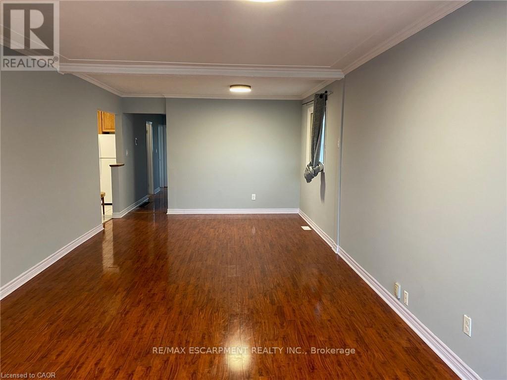 Main - 11 Parkdale Avenue S, Hamilton, Ontario  L8H 1B1 - Photo 4 - X12545094