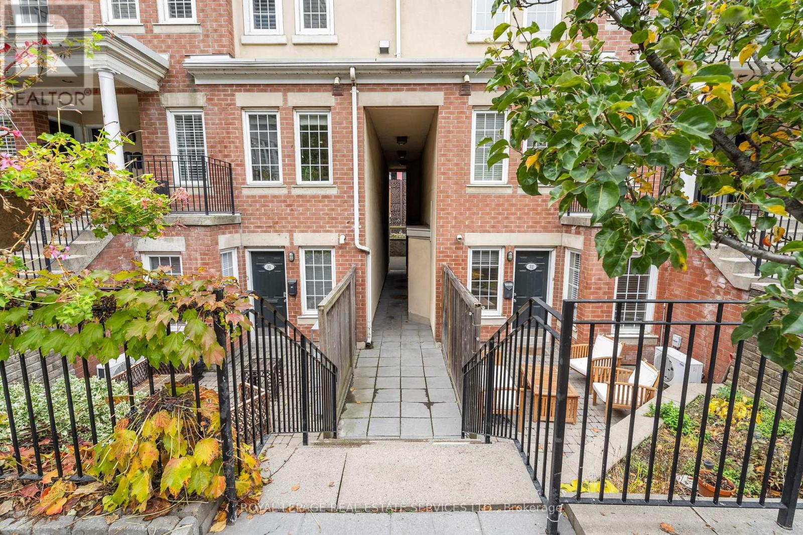 32 - 11 NIAGARA STREET W, Toronto, Ontario