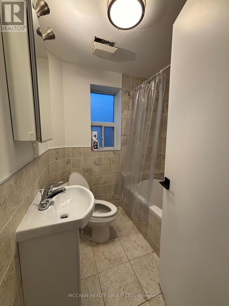 Upper - 927 Kingston Road, Toronto, Ontario M4E 1S6 - Photo 10 - E12545210