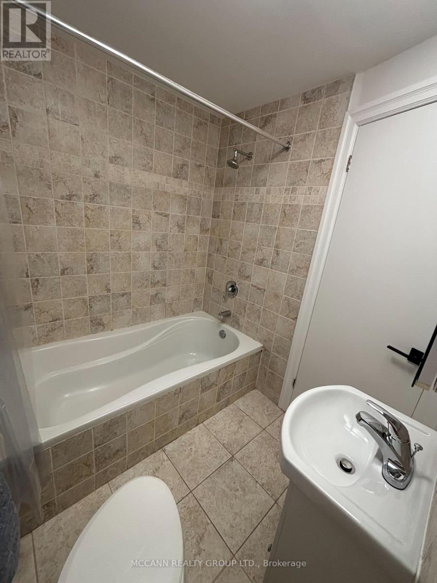 Upper - 927 Kingston Road, Toronto, Ontario M4E 1S6 - Photo 11 - E12545210